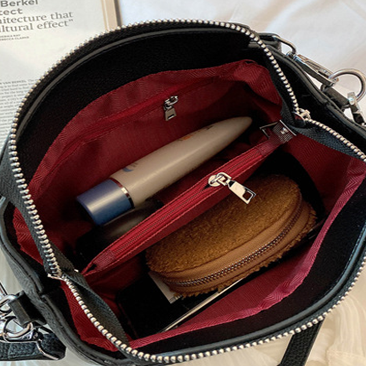 Un groupe de sac à main Cavalier King Charles Spaniels