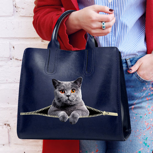 Réduisez le stress au travail avec un chat British Shorthair - Sac à main de luxe V1