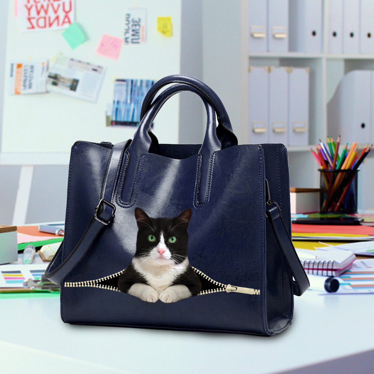 Réduisez le stress au travail avec un chat British Shorthair - Sac à main de luxe V2