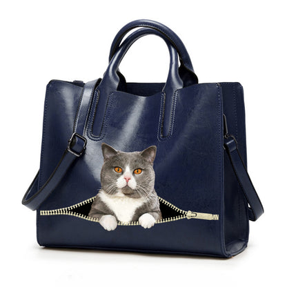 Réduisez le stress au travail avec un chat British Shorthair - Sac à main de luxe V3