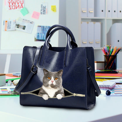 Réduisez le stress au travail avec un chat British Shorthair - Sac à main de luxe V3
