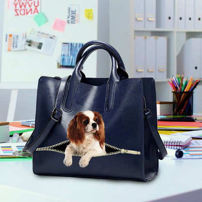 Réduisez le stress au travail avec le Cavalier King Charles Spaniel - Sac à main de luxe V2