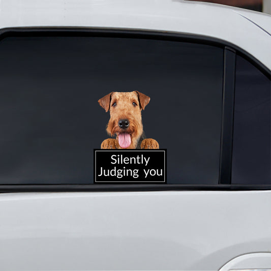 Silently Judging You – Airedale Terrier Auto-/Tür-/Kühlschrank-/Laptop-Aufkleber V1
