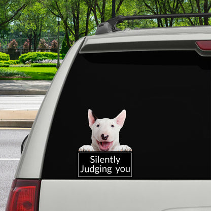 Silently Judging You – Aufkleber für Auto/Tür/Kühlschrank/Laptop mit Bullterrier V1