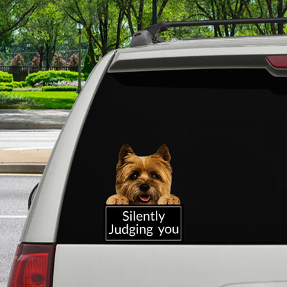 Silently Judging You – Cairn Terrier Auto-/Tür-/Kühlschrank-/Laptop-Aufkleber V1