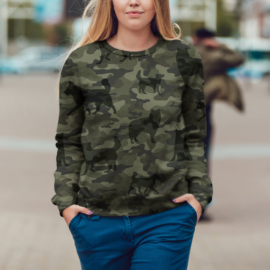 Street Style avec sweat-shirt camouflage Malamute d'Alaska V1