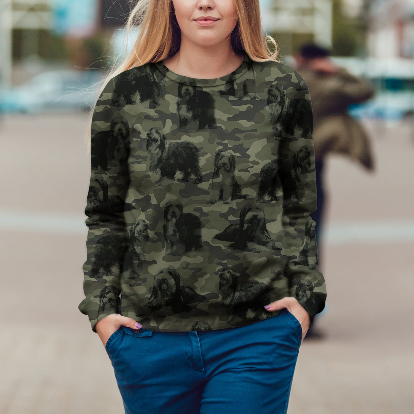 Street Style avec sweat-shirt camouflage Bearded Collie V1