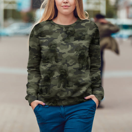 Street Style avec sweat-shirt camouflage Bichon Frise V1