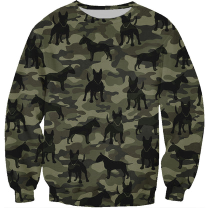 Street Style mit Bullterrier-Camouflage-Sweatshirt V1