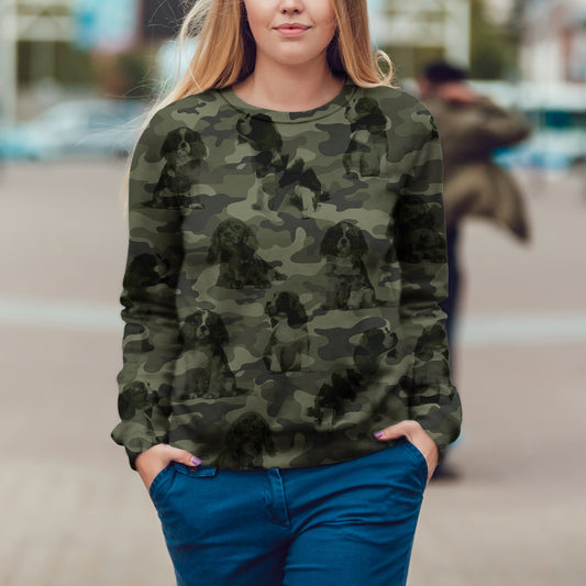 Street Style avec sweat-shirt camouflage Cavalier King Charles Spaniel V1