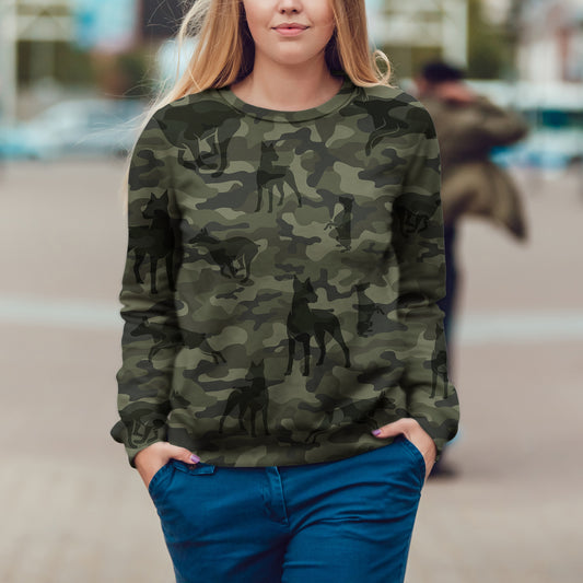 Street Style avec sweat-shirt camouflage Doberman V1