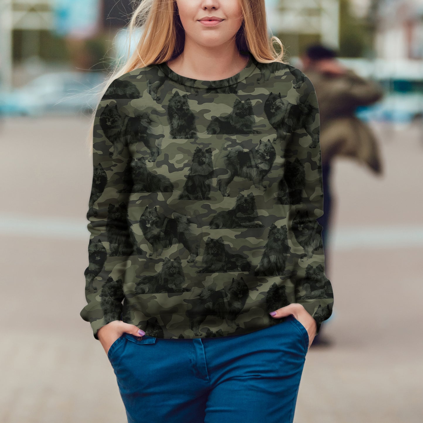 Street Style avec sweat-shirt camouflage Keeshond V1