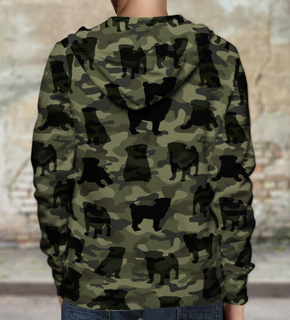 Street Style mit Mops Camo Hoodie V1