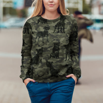 Street Style mit Staffordshire Bull Terrier Camo Sweatshirt V1