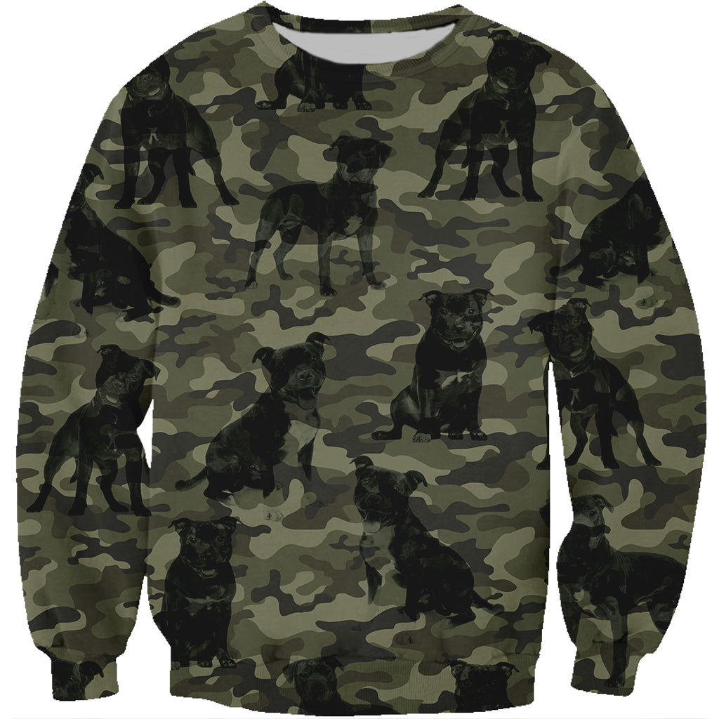Street Style mit Staffordshire Bull Terrier Camo Sweatshirt V1