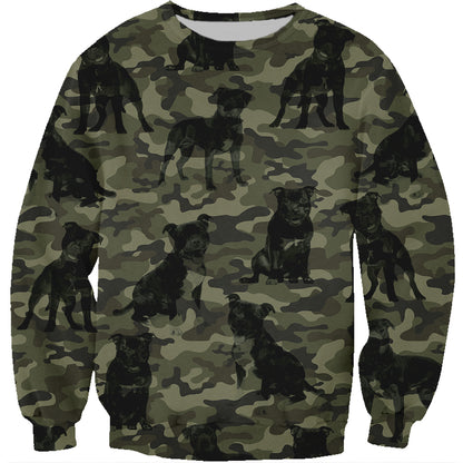 Street Style mit Staffordshire Bull Terrier Camo Sweatshirt V1