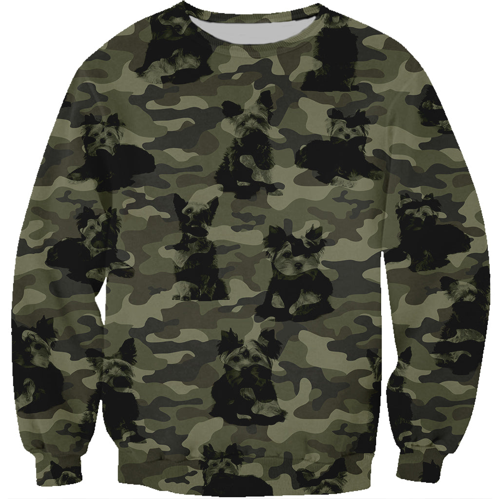 Street Style avec sweat-shirt camouflage Yorkshire Terrier V1