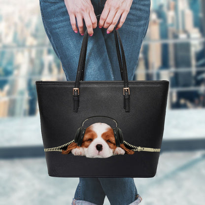 Aujourd'hui est une journée de farniente, détendez-vous - Sleeping Cavalier King Charles Spaniel Tote Bag V1