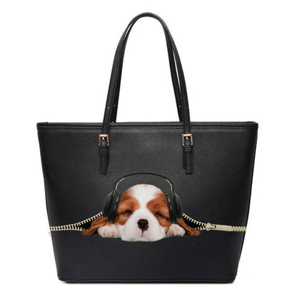 Heute ist ein fauler Tag, einfach entspannen – Schlafende Cavalier King Charles Spaniel Tragetasche V1