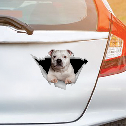 Nous aimons rouler dans les voitures - Staffordshire Bull Terrier Autocollant de voiture/porte/réfrigérateur/ordinateur portable V2